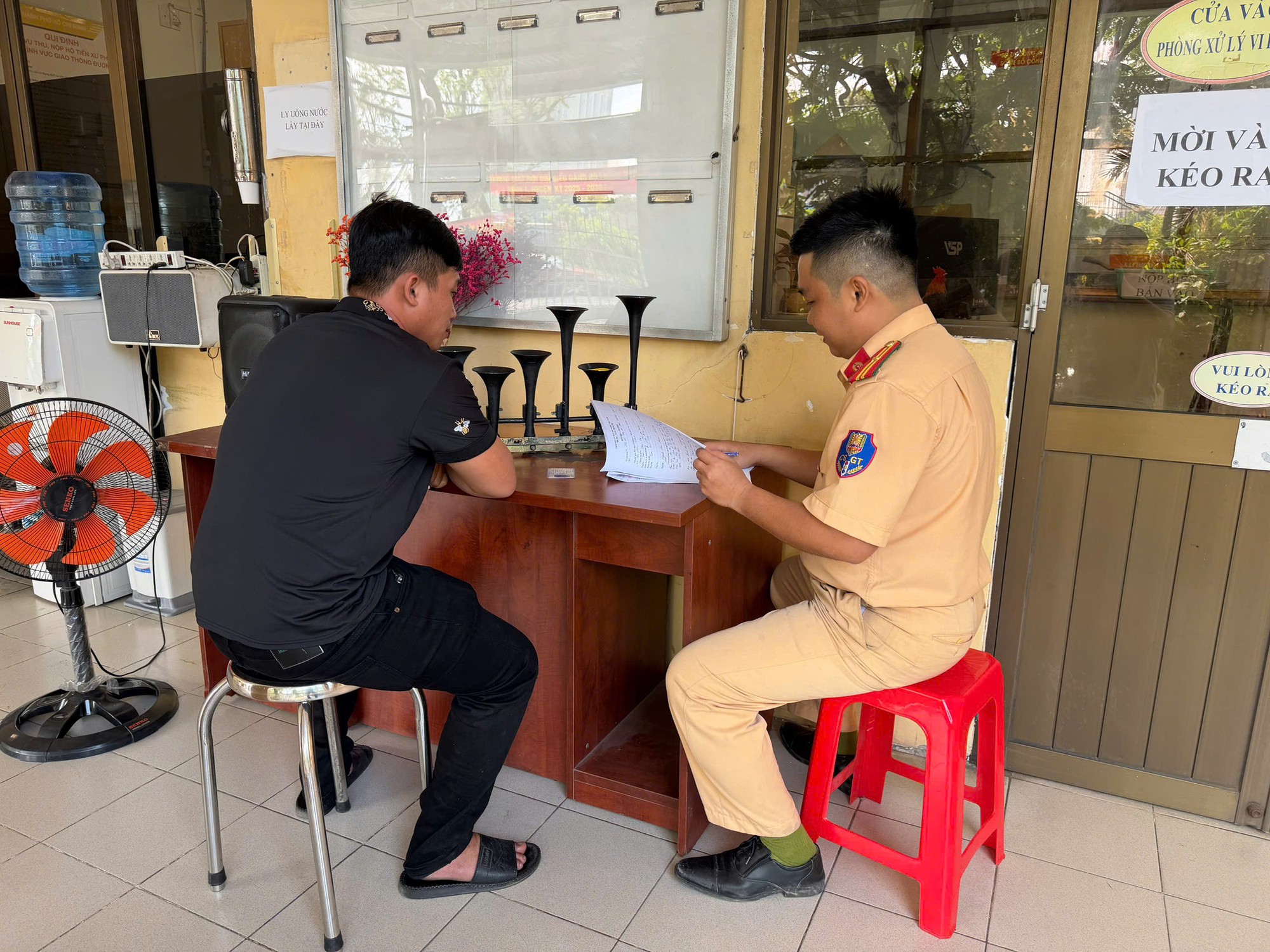 Đội CSGT An Lạc lập biên bản tài xế vi phạm