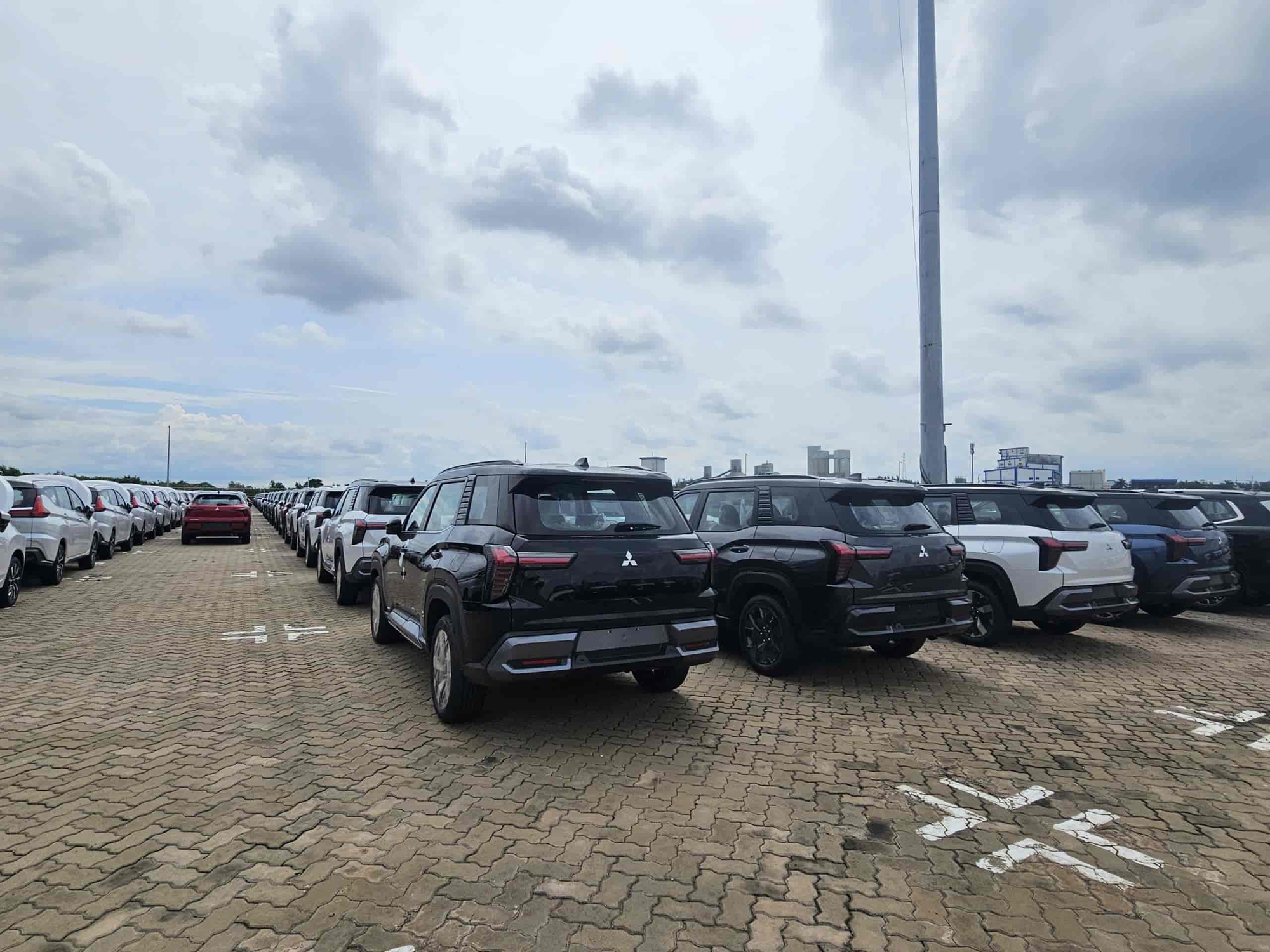 Những chiếc Mitsubishi Destinator mới cập cảng Lô xe Mitsubishi Destinator đầu tiên tại cảng Việt Nam