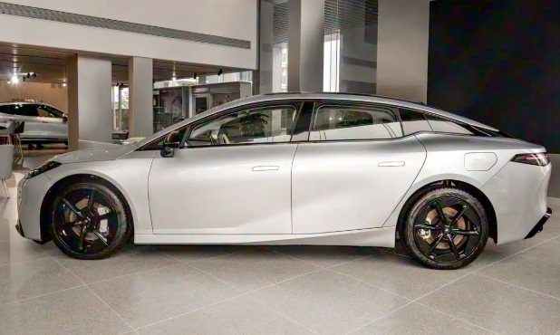 Một đối thủ của Toyota Camry vừa trình làng: Giá khởi điểm hơn 500 triệu đồng, 1 lần sạc đi 630 km- Ảnh 1. Mẫu coupe điện mới Hyptec GT Lite Edition