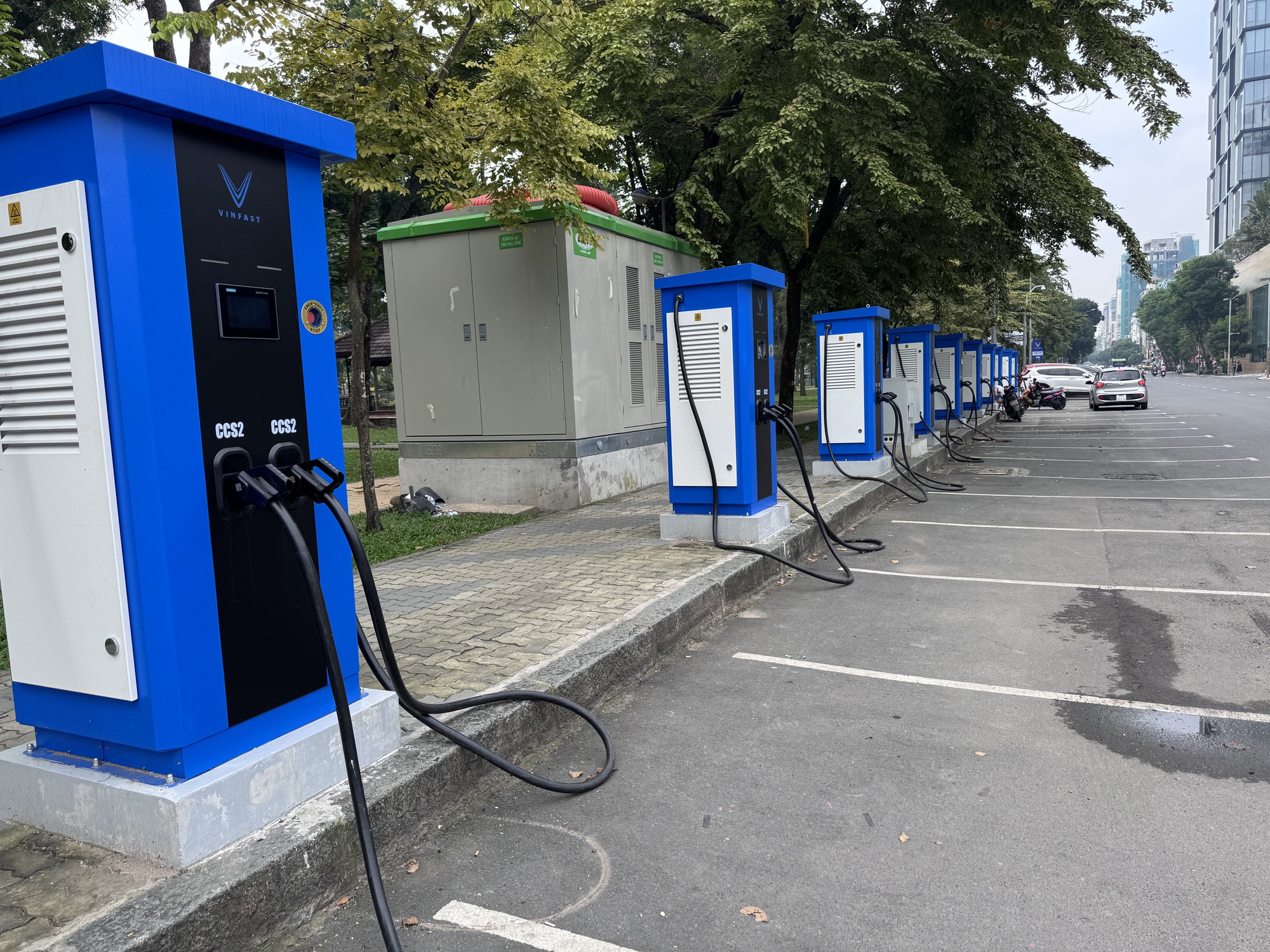 Trạm sạc ô tô điện VinFast tại công viên 23 Tháng 9