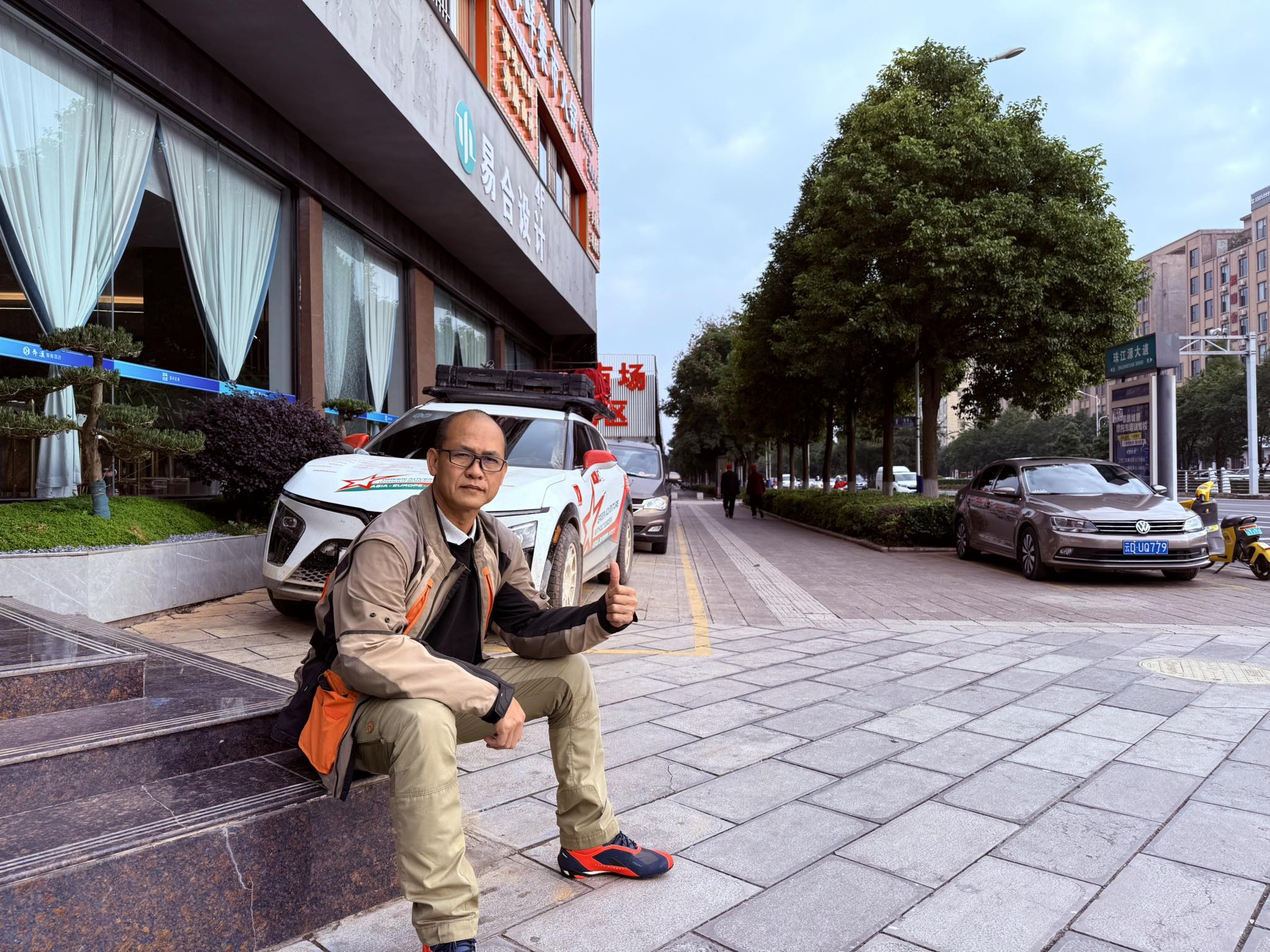 Chạy xuyên ASEAN chưa đã, một người mang xe điện VinFast đi liên lục địa, sang cả châu Âu, châu Phi- Ảnh 1. Xe điện trên hành trình xuyên lục địa