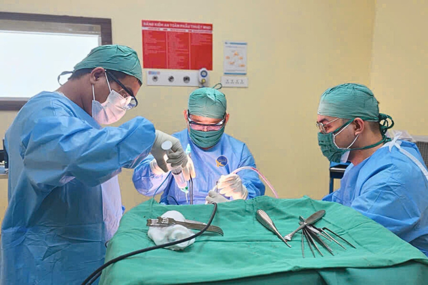 Các bác sĩ thực hiện cuộc phẫu thuật cấp cứu giúp nữ sinh qua nguy kịch