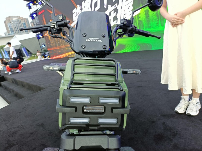 Honda Square X 125: Mẫu xe ga siêu dị, gây sốt giới trẻ với kiểu dáng vuông vức chưa từng có- Ảnh 3. Tính năng đa dụng của Honda Square X 125