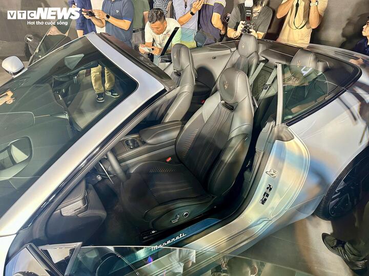 Không gian nội thất với hệ thống màn hình điện tử, ghế ngồi thể thao. Nội thất tiện nghi trên GranCabrio Folgore