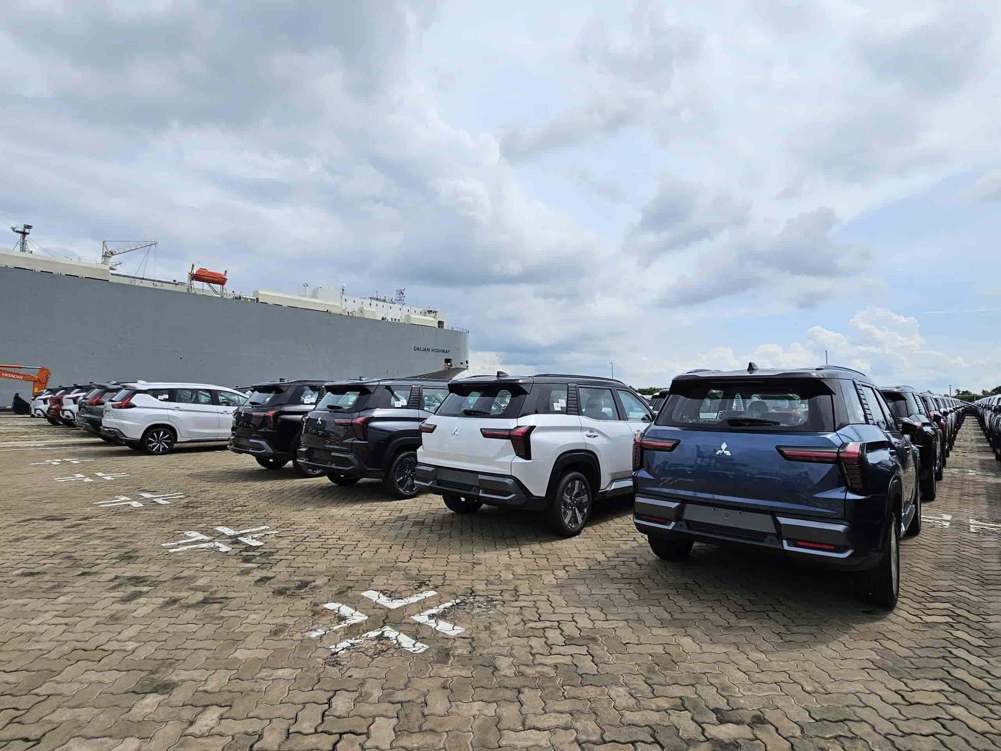 Destinator cập cảng với nhiều tùy chọn màu sắc Các màu sắc và phối màu nóc đen của Mitsubishi Destinator