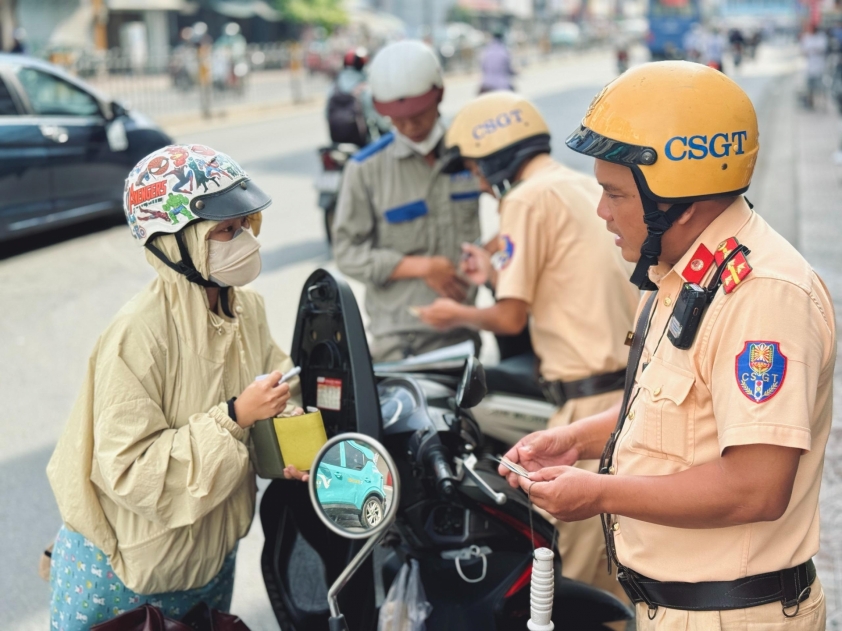 Cục CSGT lên tiếng Đại diện Cục CSGT trả lời về việc xử phạt sử dụng điện thoại khi dừng đèn đỏ