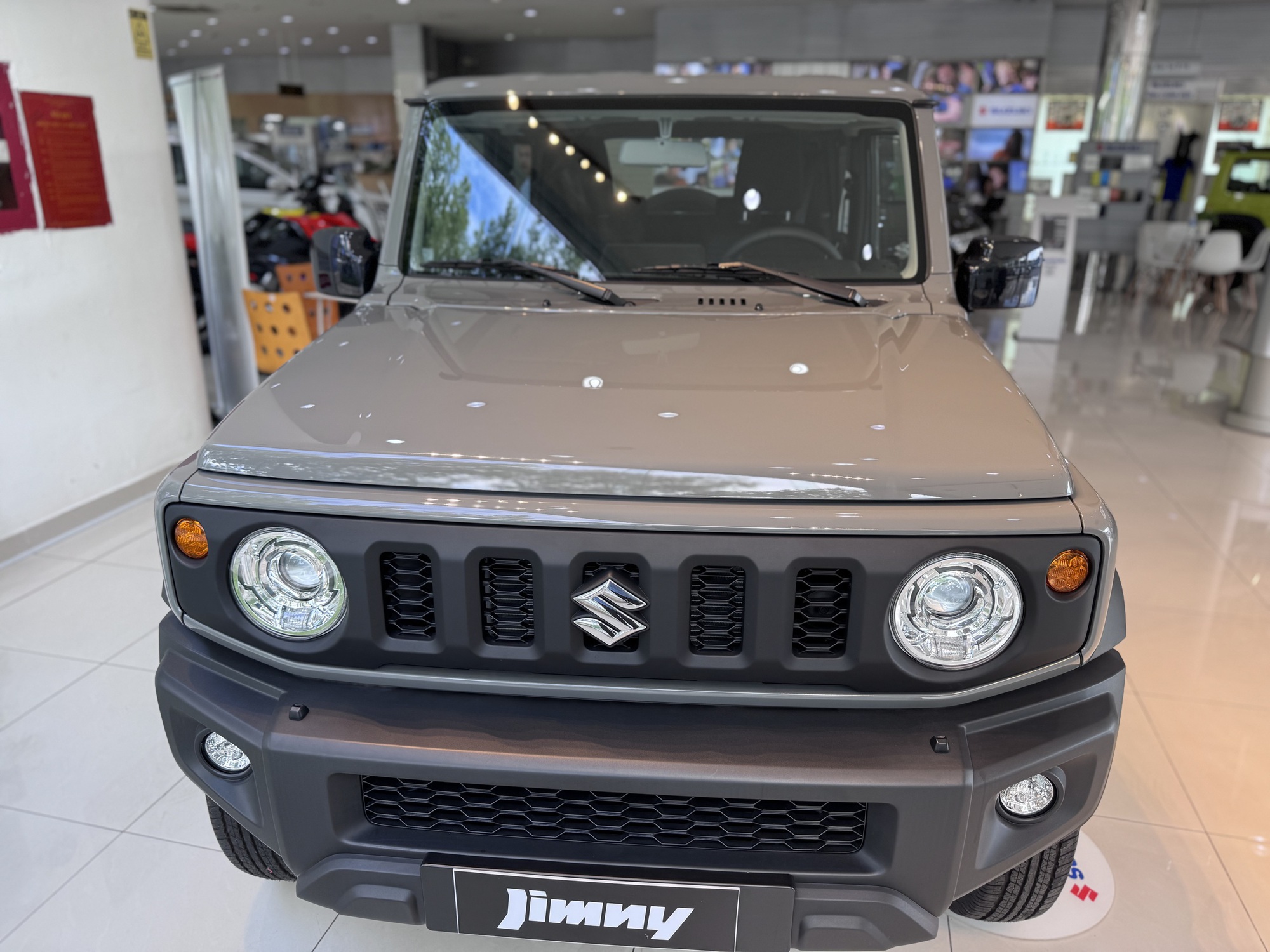 Nhiều mẫu ô tô ế ẩm, doanh số rớt mạnh- Ảnh 4. Suzuki Jimny bán chậm dù giảm giá