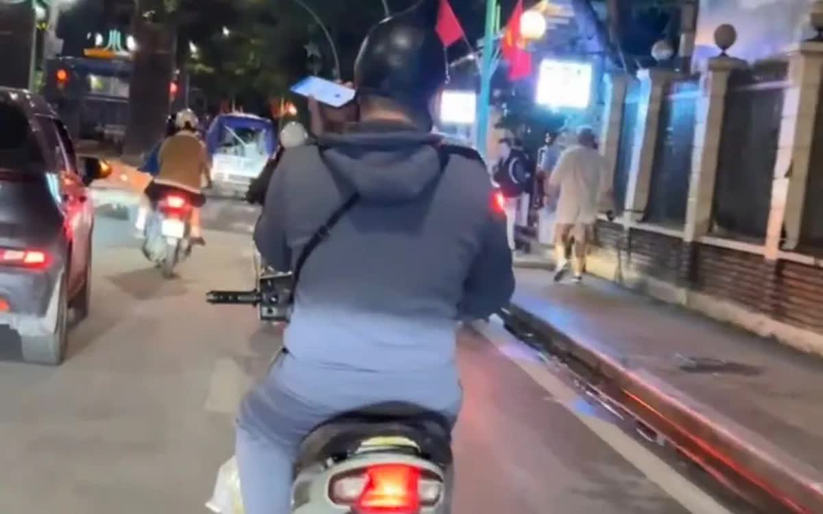 Hình ảnh thanh niên sử dụng điện thoại di động khi đang điều khiển xe được người dân ghi hình.