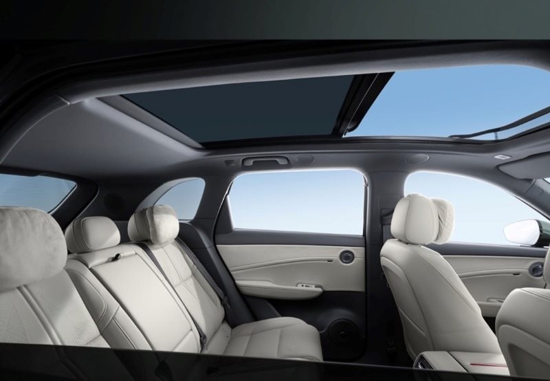 Nội thất tiện nghi hiện đại Khoang nội thất sang trọng với màn hình kép