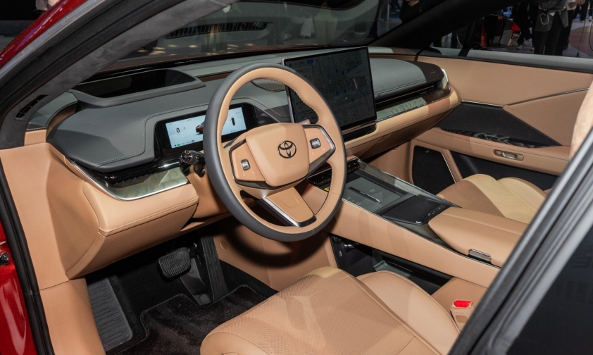 Toyota bZ7 3 Khoang lái Toyota bZ7