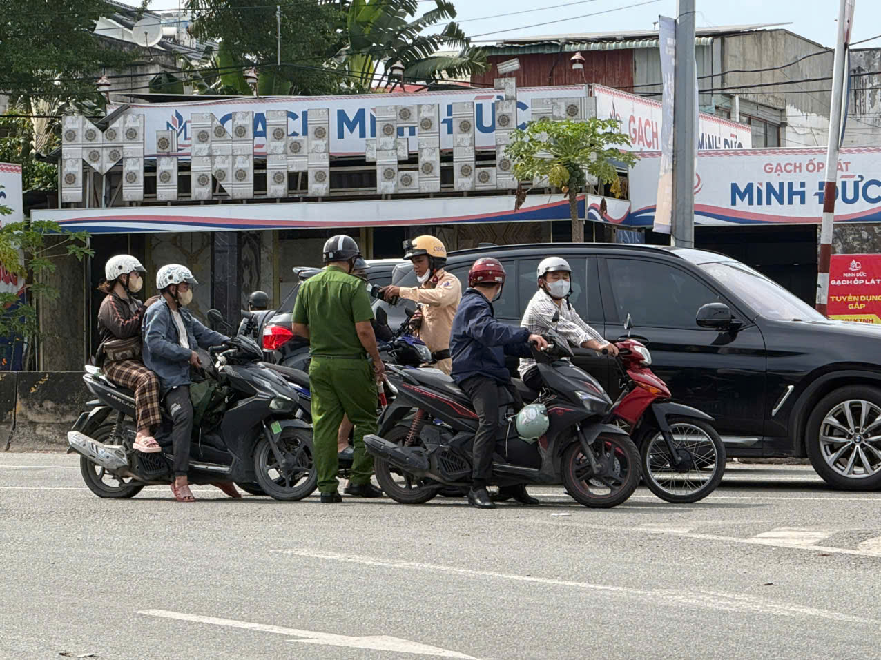 Đội CSGT Rạch Chiếc đo nồng độ cồn từ 12 giờ trưa.