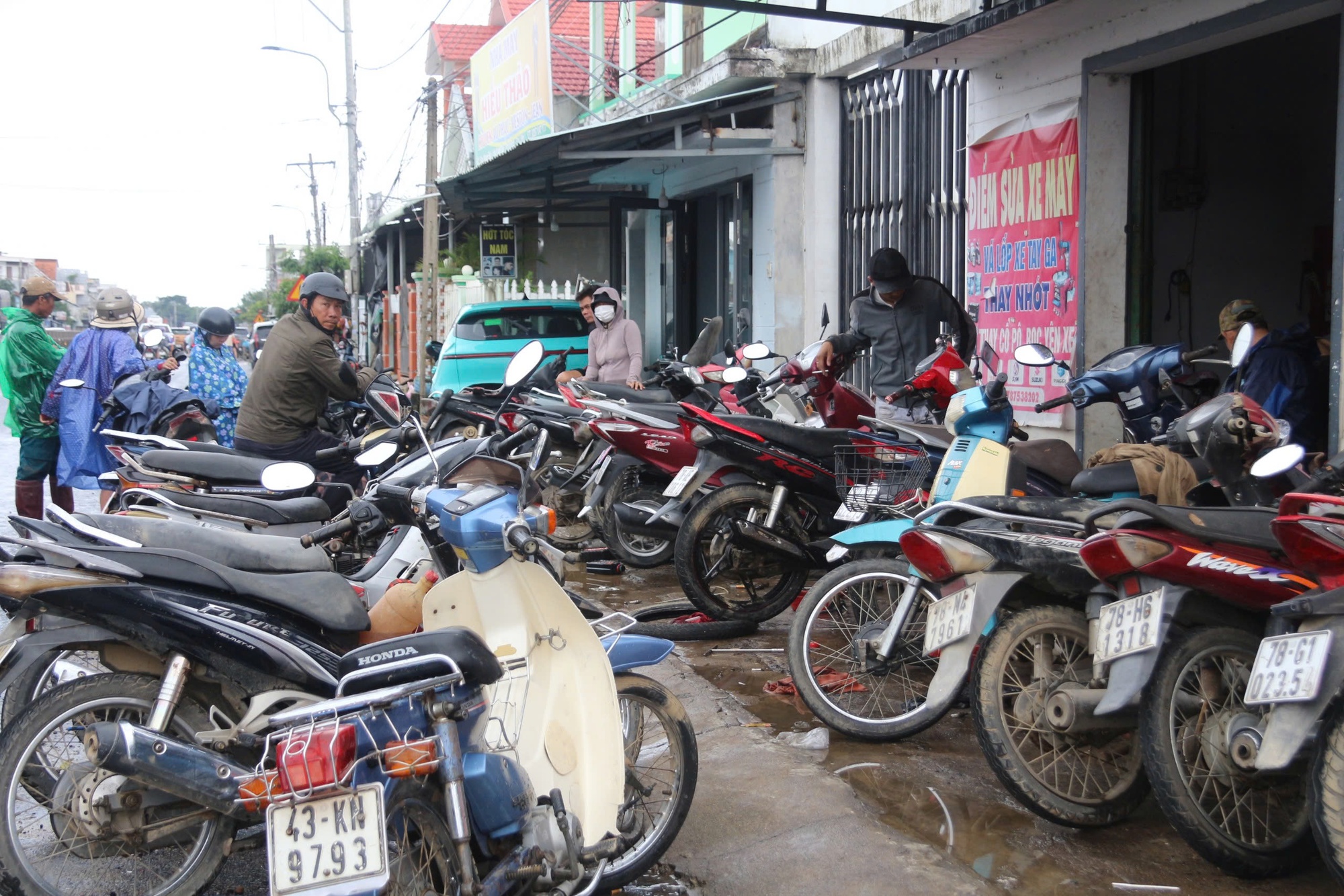 Người dân đưa xe máy đi sửa chữa sau lũ