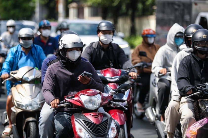 Dùng điện thoại khi lái xe Muốn biết có bị phạt khi dùng điện thoại lúc dừng đèn đỏ không