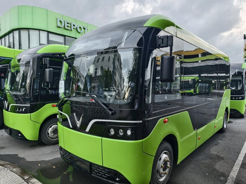 VinFast EB 6 VinFast EB 6 màu xanh Vinbus