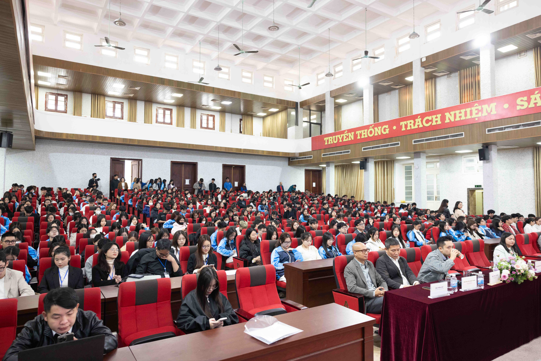 Sinh viên hào hứng tham gia sự kiện xanh