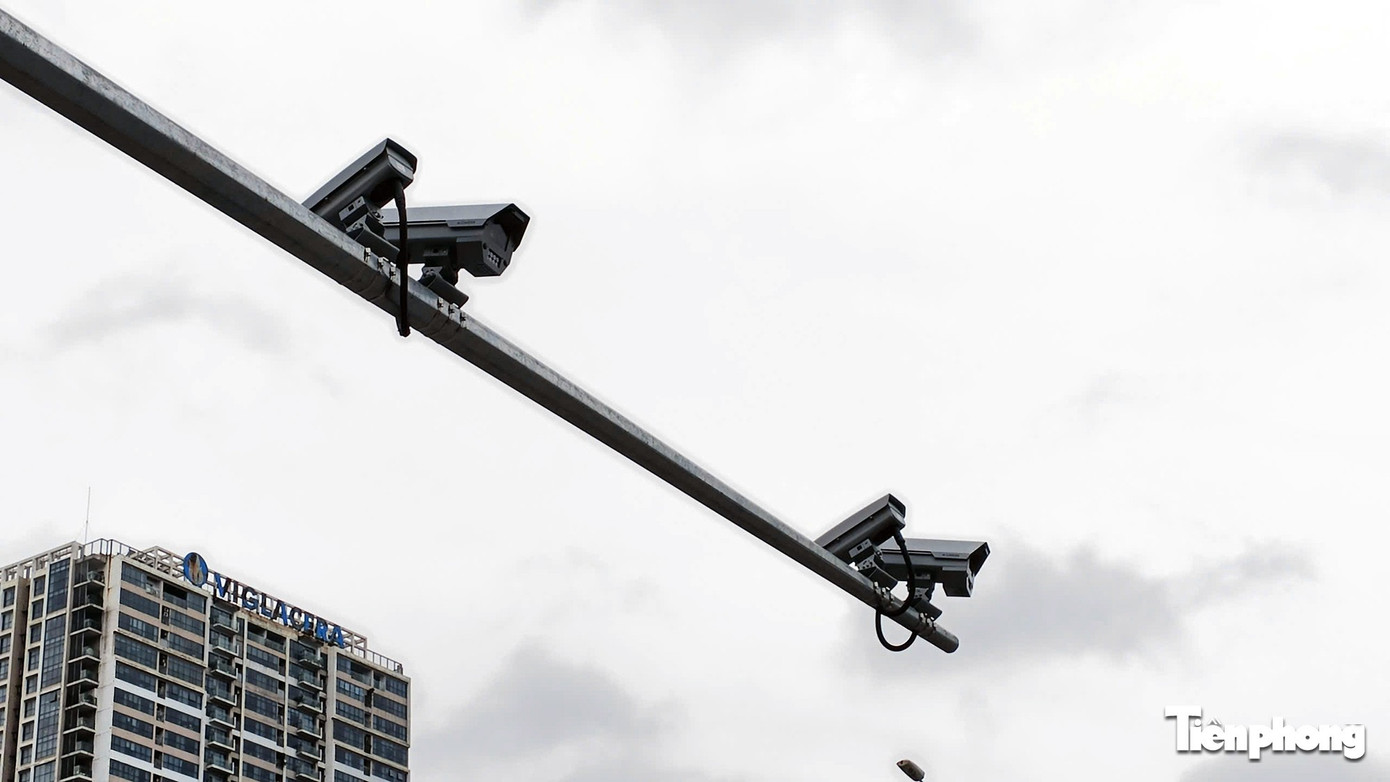 Tài xế dừng đèn đỏ, tay sử dụng điện thoại di động có bị xử phạt?- Ảnh 2. Camera AI lắp đặt tại Hà Nội