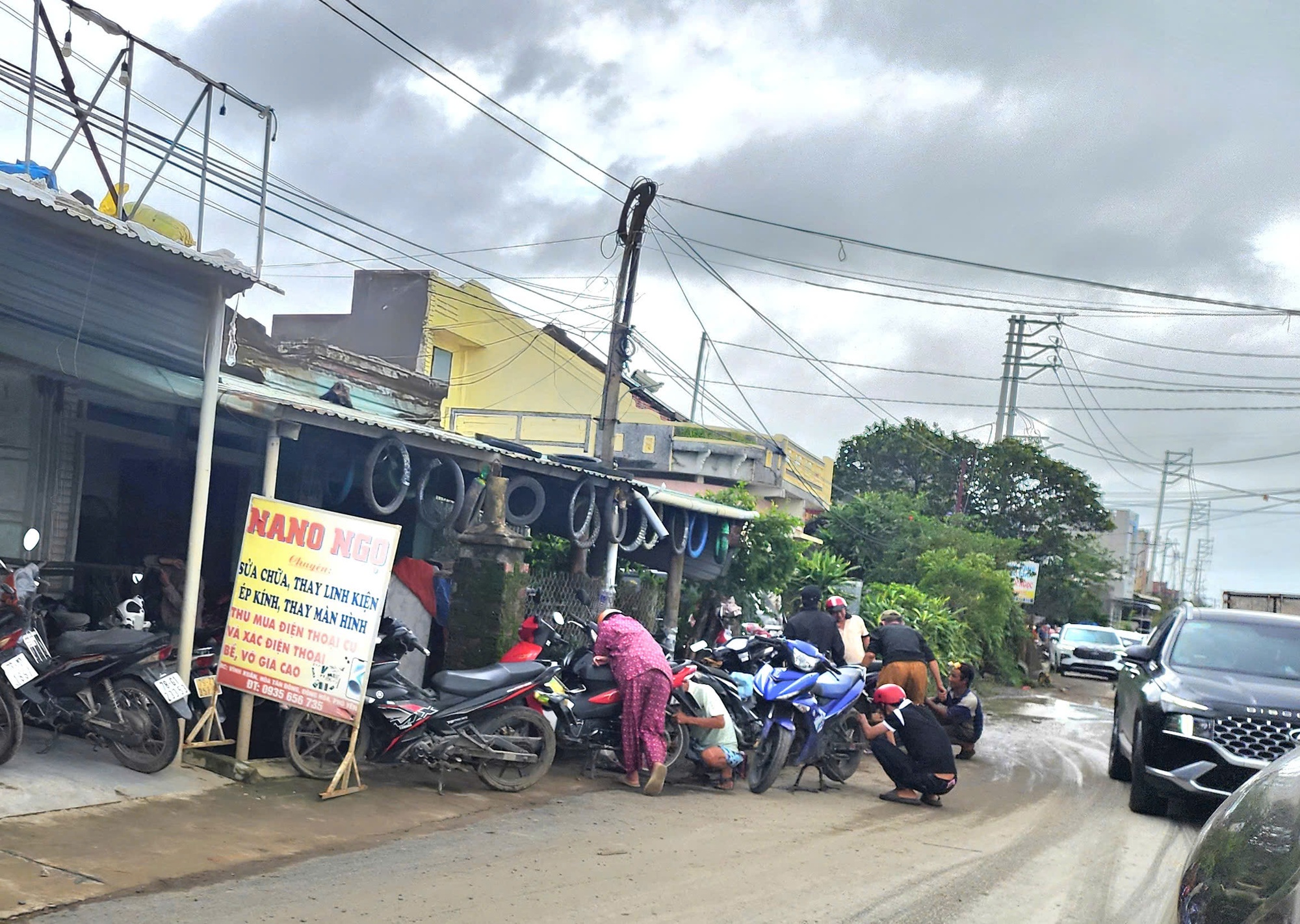 Người dân tập trung đông tại cửa hàng sửa xe