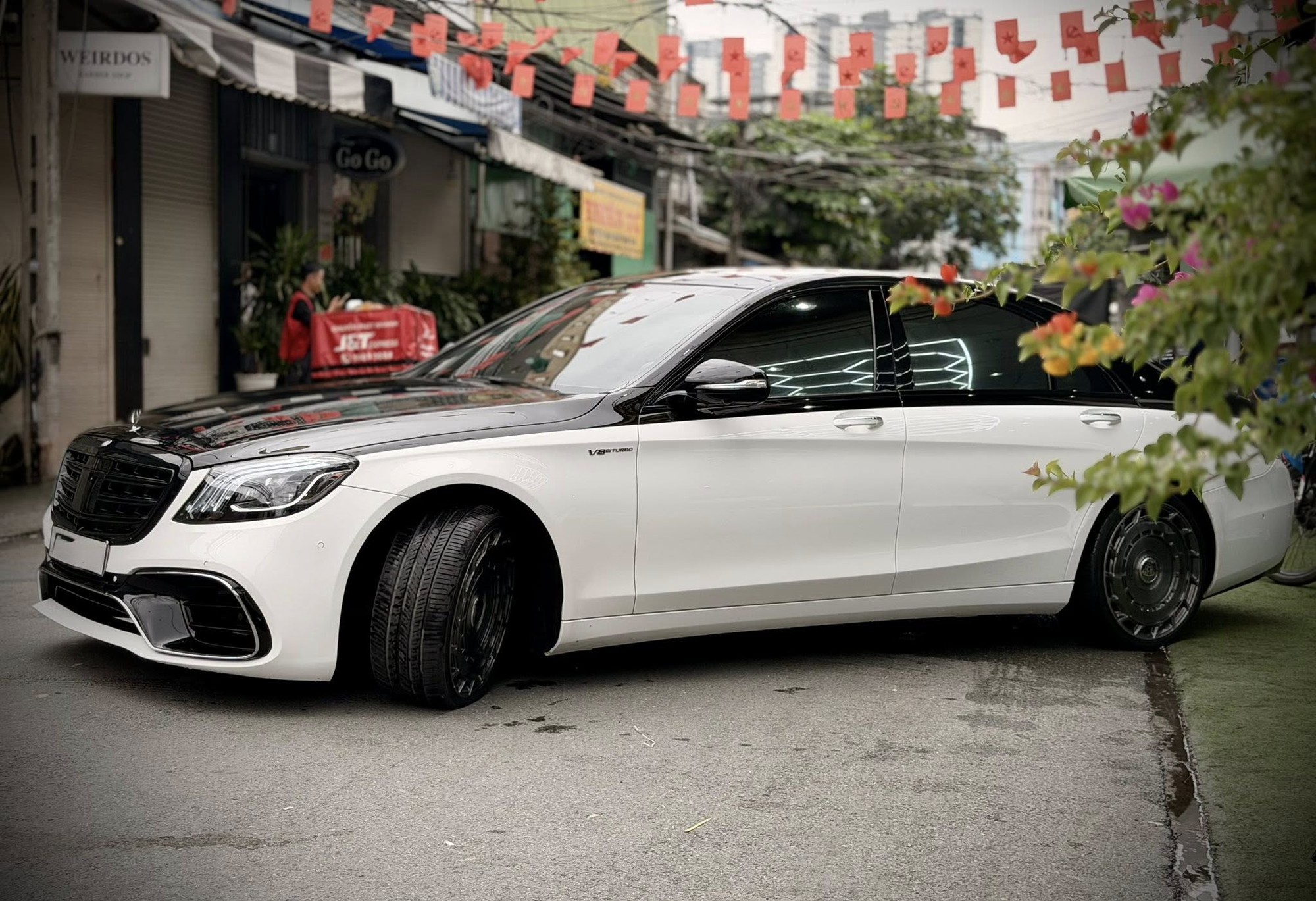 Góc nhìn tổng thể ngoại thất Mercedes-Benz S 400 ngoại thất hai tông màu