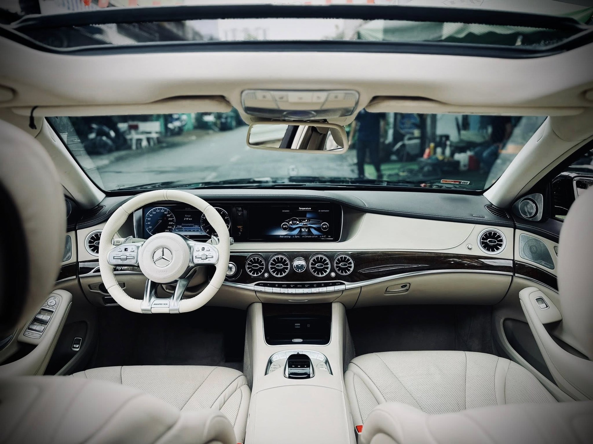 Màn hình giải trí cho hàng ghế sau Tiện nghi màn hình cho hành khách phía sau