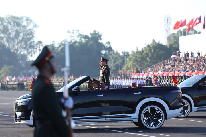 Xe điện Việt sử dụng trong sự kiện tầm cỡ quốc gia ở Lào