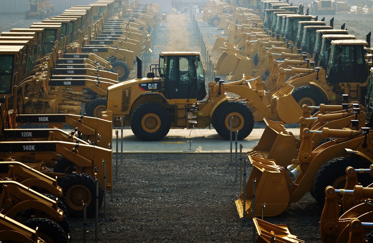 Máy xúc màu vàng macaroni của Caterpillar