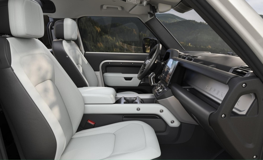 Nội thất nâng cấp với màn hình lớn và không gian chứa đồ