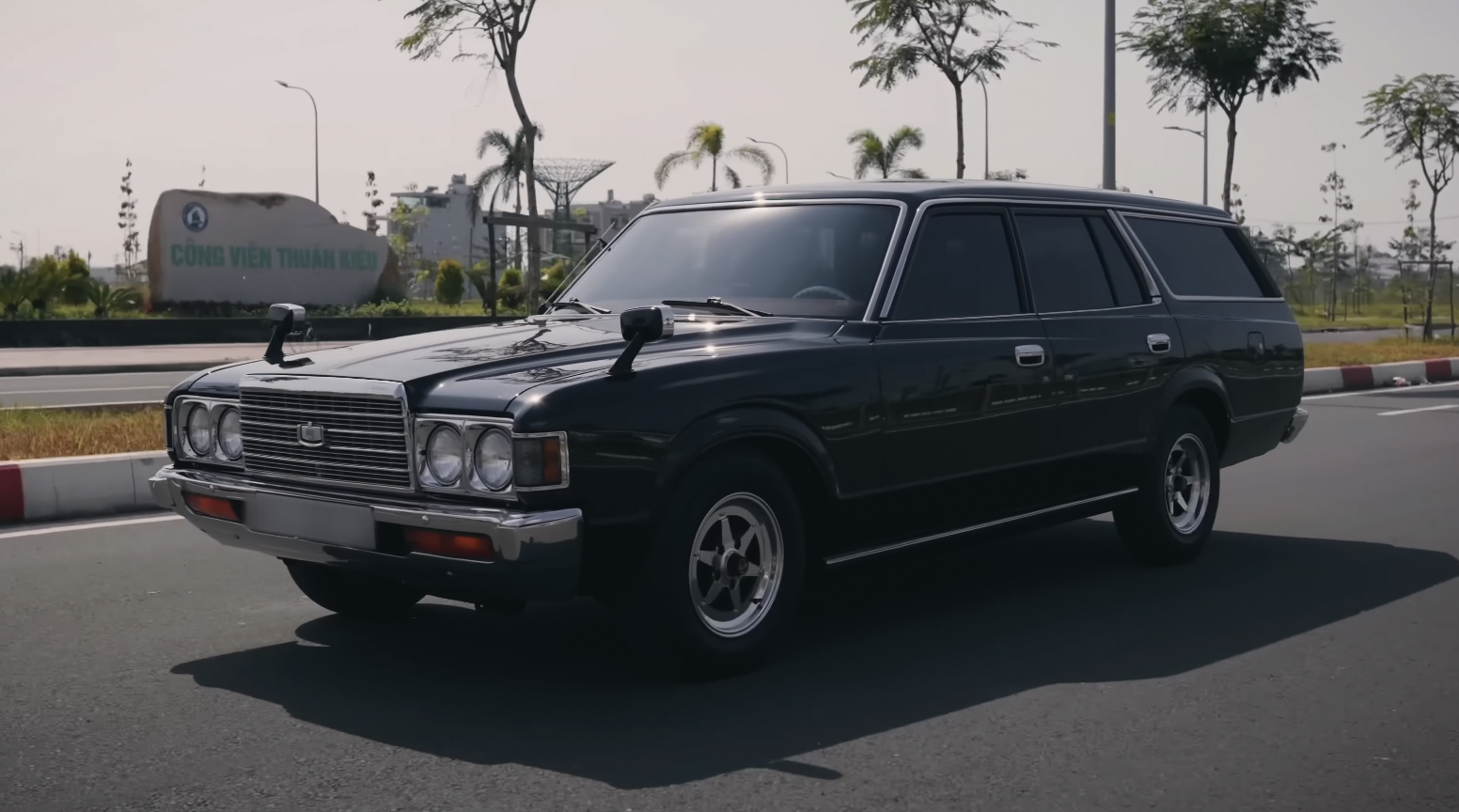 Hàng ghế sau Toyota Crown Wagon 1978 Hàng ghế thứ ba có thể gập phẳng mở rộng cốp