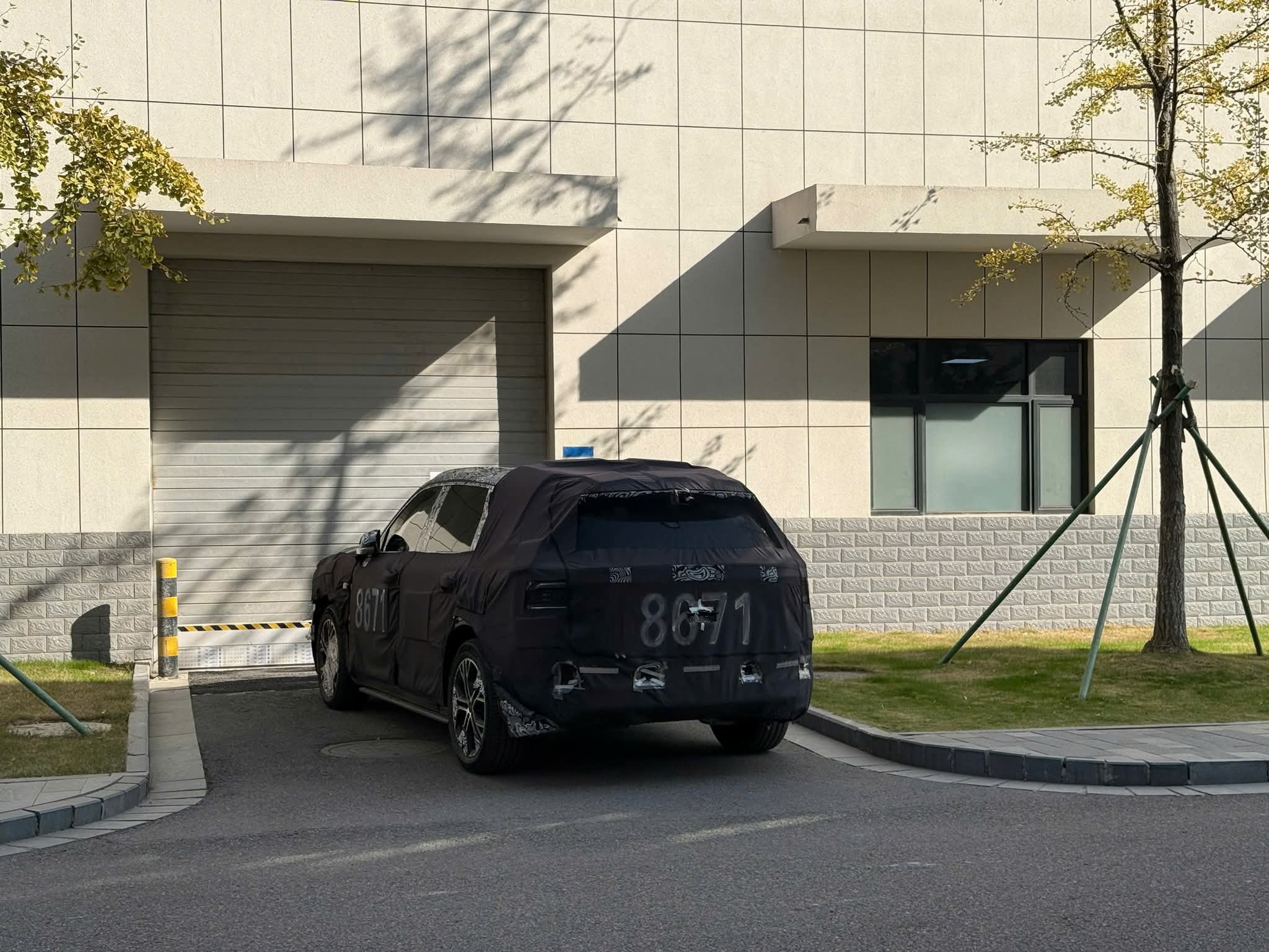 Xe gầm cao hạng sang đang chạy thử nghiệm Mẫu xe gầm cao hạng sang mới chạy thử nghiệm