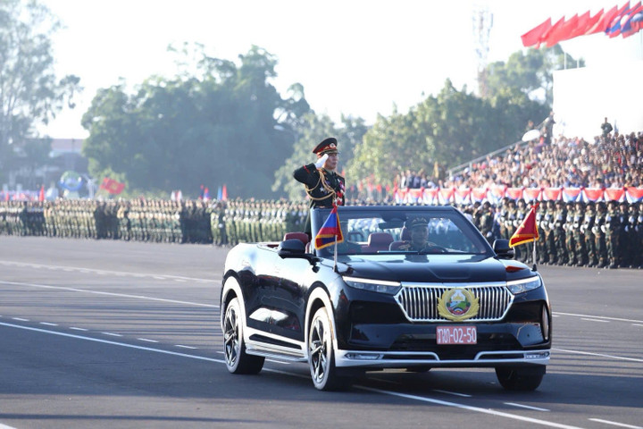 Xe tiêu binh dẫn đầu đoàn lực lượng vũ trang