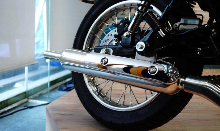 Kawasaki W230 2025 - Mẫu môtô hoài cổ dành cho người trẻ thích xê dịch 751943 Phanh đĩa có ABS trên Kawasaki W230 2025