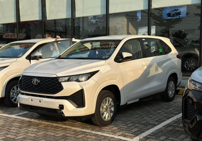 Ngoại thất Toyota Innova Cross 2.0G bản tiêu chuẩn