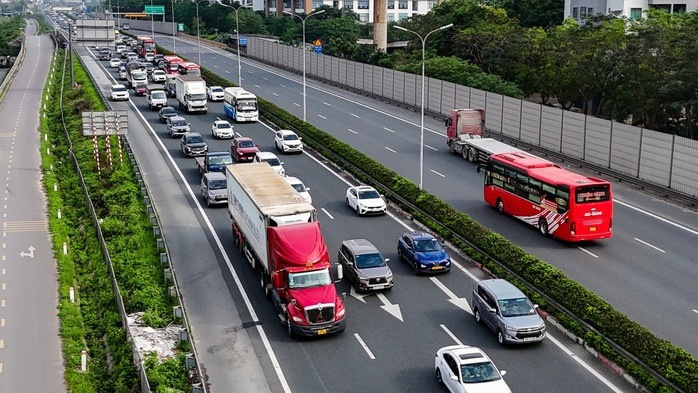 Tắc đường, sự cố, không có trạm dừng nghỉ…thì thời gian lái xe liên tục tính như thế nào? Xe cộ ùn tắc trên đường phố