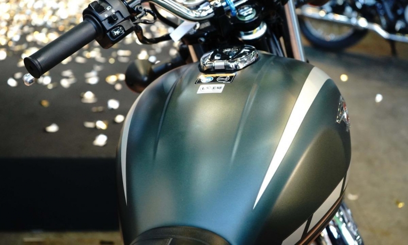 Kawasaki W230 2025 - Mẫu môtô hoài cổ dành cho người trẻ thích xê dịch 751945 Bình xăng Kawasaki W230 2025 màu lục nhám ánh kim