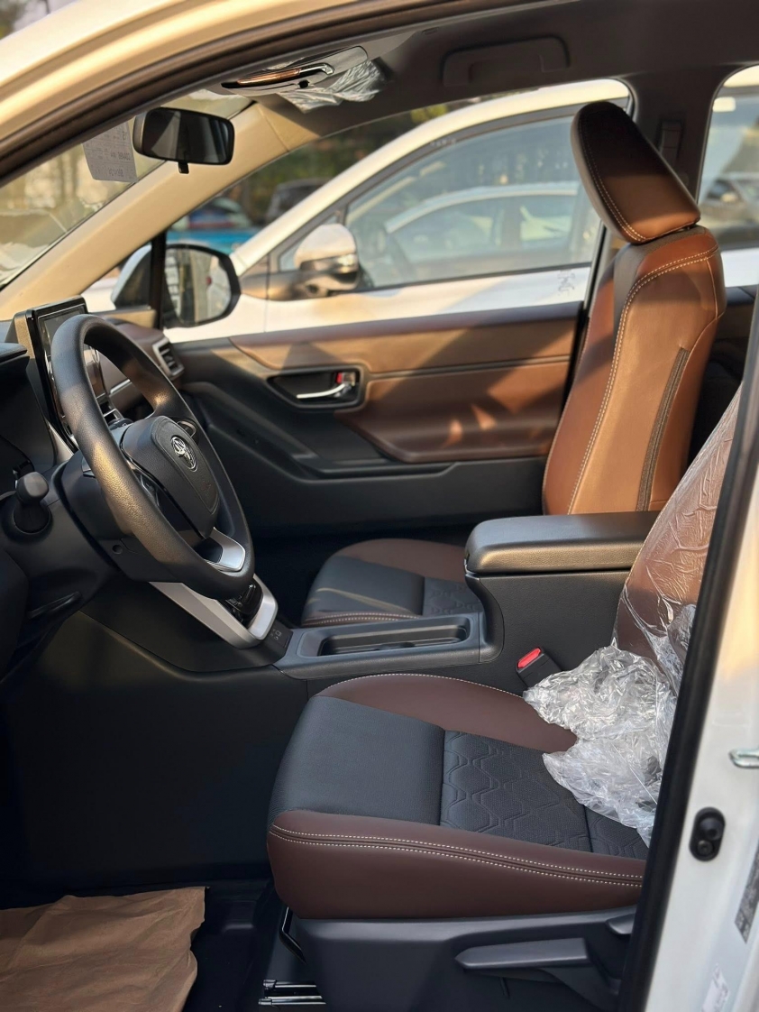 Nội thất Toyota Innova Cross 2.0G bản tiêu chuẩn